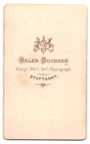 Fotografie Maler Buchner, Stuttgart, Portrait brünette Schönheit mit Brosche am Rüschenblusenkragen