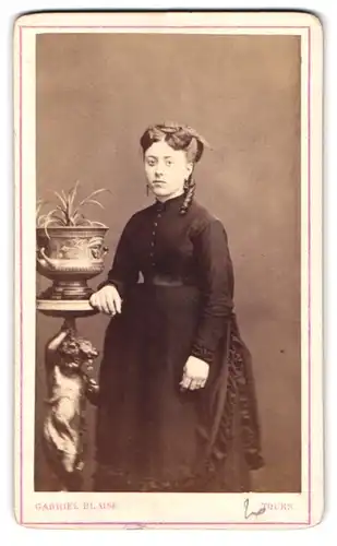 Fotografie Gabriel Blaise, Tours, 6 Rue de la Préfecture, Portrait bildschönes Fräulein mit Schleife im Haar