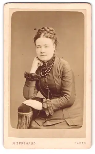 Fotografie M. Berthaud, Paris, 9 Rue Cadet, Portrait bildschöne junge Frau mit Flechtdutt und Perlenhalskette