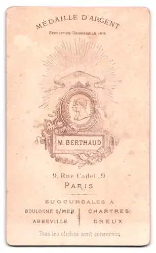 Fotografie M. Berthaud, Paris, 9 Rue Cadet, Portrait bildschöne junge Frau mit Flechtdutt und Perlenhalskette