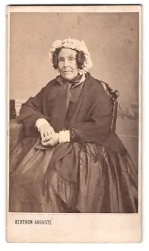 Fotografie Berthon Auguste, St-Etienne, Portrait betagte Dame mit Rüschenkopfschmuck
