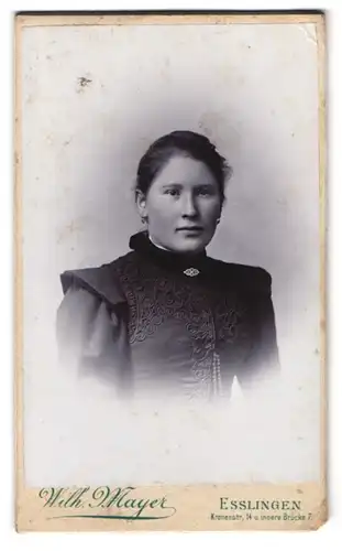 Fotografie Wilh. Mayer, Esslingen, Kronenstr. 4, Portrait dunkelhaariges Fräulein mit Brosche am Kleiderkragen