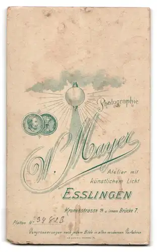 Fotografie Wilh. Mayer, Esslingen, Kronenstr. 4, Portrait dunkelhaariges Fräulein mit Brosche am Kleiderkragen