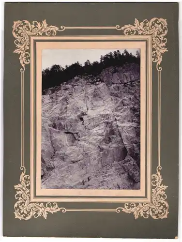 Fotografie Fotograf und Ort unbekannt, Steinbruch - Arbeiter im Fels beim Steineklopfen, Grossformat 21 x 27cm