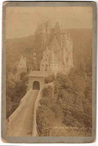 Fotografie unbekannter Fotograf, Ansicht Wierschem, Brücke mit Eingang zur Burg Eltz