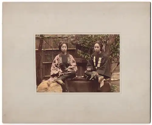 Fotografie Fotograf und Ort unbekannt, zwei Japanarinnen im Kimono bei einer Teezeremonie Matcha, Rauchen