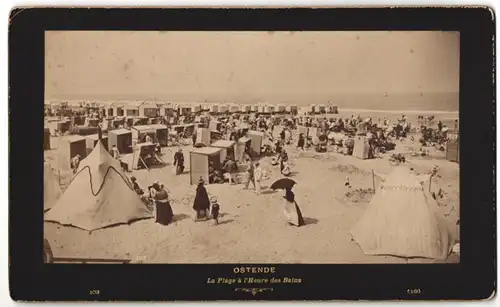 Fotografie unbekannter Fotograf, Ansicht Ostende, La Plage a l`Heure des Bains, Strandkorb, Zelt