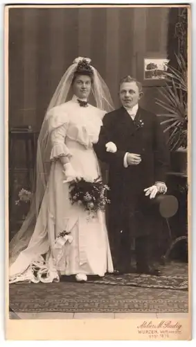 Fotografie M. Radig, Wurzen, Wettinerstr. Portrait Hochzeitspaar im Hochzeitskleid mit Schleier und Anzug mit Zylinder