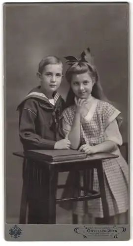 Fotografie L. Grillich, Wien, IV. Wiedner Hauptstr. 12, Portrait Kinder im Matrosenanzug mit kariertem Kleid