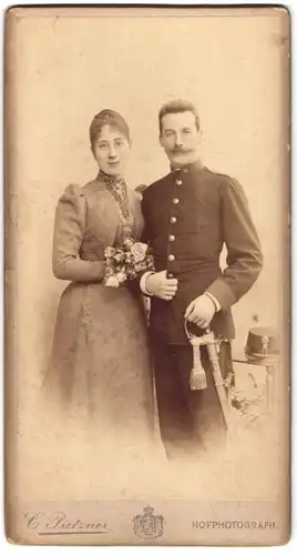 Fotografie Carl Pietzner, Wien, Mariahilferstr. 1B, Portrait österreichischer Soldat in Uniform mit Säbel nebst Frau