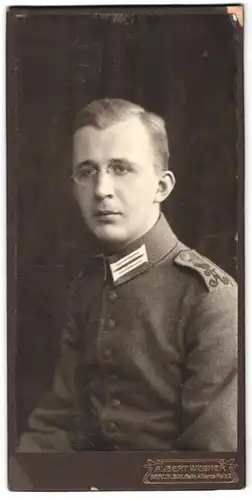 Fotografie Albert Wegner, Berlin, Belle Alliance Platz 9, Portrait junger Soldat in Feldgrau Uniform mit Brille