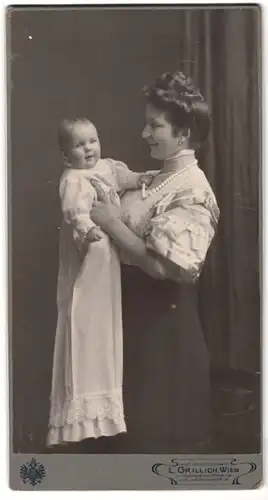 Fotografie L. Grillich, Wien, Wiedner Hauptstr. 12, Portrait stolze Mutter mit Ihrem Kleinkind im weissen Kleid