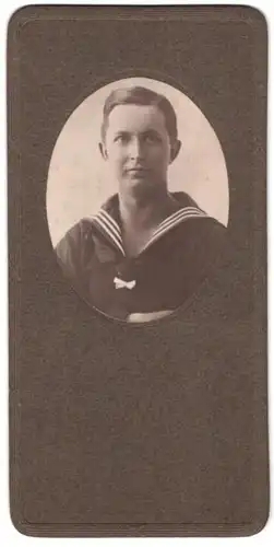 Fotografie Fotograf und Ort unbekannt, Portrait junger Matrose in Uniform mit Matrosenknoten