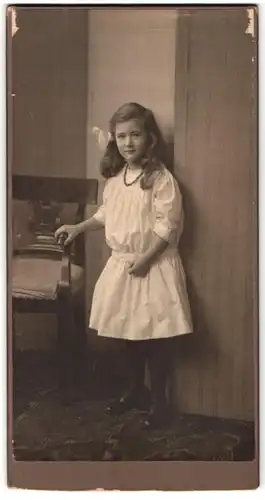 Fotografie Pieperhoff, Halle a. S., Poststr. 19, Portrait Mädchen im weissen Kleid mit Locken und Haarschleife