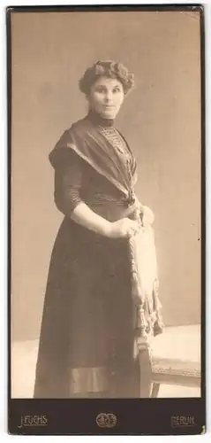 Fotografie J. Fuchs, Berlin, N. Friedrichstr. 108, Portrait Dame im Biedermeierkleid mit Locken