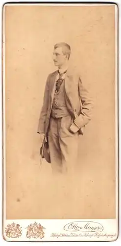 Fotografie Otto Mayer, Dresden, Pragerstr. 38, Portrait junger Mann im Nadelstreifenanzug mit Hut und Stock