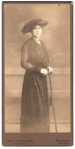 Fotografie Chr. Christensen, Cöpenick, Schlossstr. 16, Portrait Louise Busemann im Kleid mit breitem Hut und Perlenkette