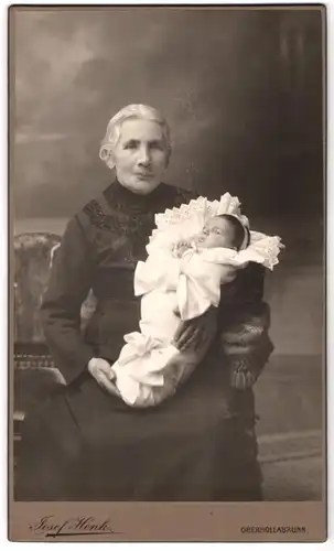 Fotografie Josef Henk, Oberhollabrunn, Bahnstr., Portrait Oma mit 2 Monate alter Hilda im Arm, Kleinkind