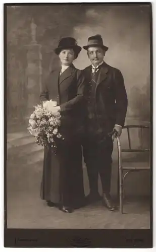 Fotografie Sig. Bing, Wien, Goldschmiedgasse 4, Portrait Mann und Frau im Anzug und Kleid mit Blumenstrauss