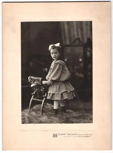 Fotografie Albert Gaugler, Stuttgart, Calwerstr. 58, Portrait kleines Mädchen im Kleid mit Haarschleife