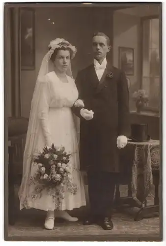 Fotografie Max Rother, Nossen, Waldheimerstr. 29, Portrait Ehepaar im Hochzeitskleid mti Schleier und Anzug mit Zylinder
