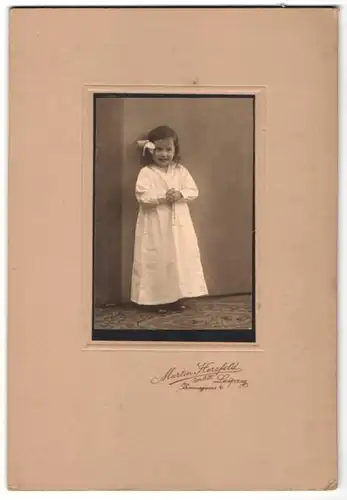Fotografie Martin Herzfeld, Leipzig, Thornasgasse 4, Portrait kleines Mädchen im Nachthemd