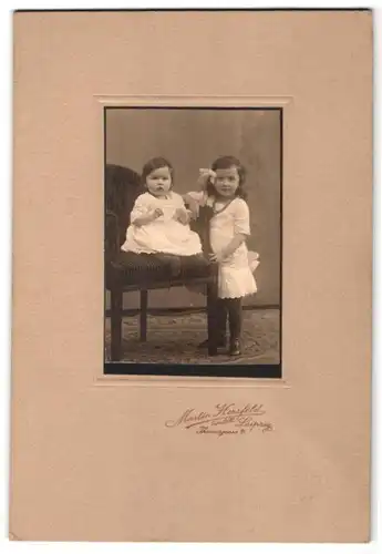 Fotografie Martin Herzfeld, Leipzig, Thornasgasse 4, Portrait Mädchen und Kleinkind in weissen Kleidern