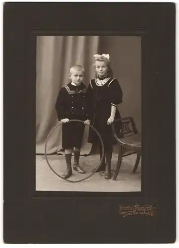 Fotografie Martin Herzfeld, Dresden, Pragerstr. 7, Portrait zwei Kinder in Matrosenanzügen mit Reifen