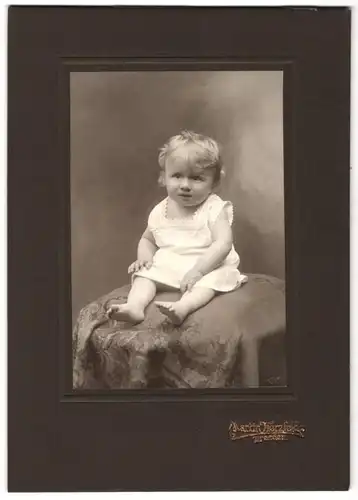 Fotografie Martin Herzfeld, Dresden, Pragerstr. 7, Portrait Kleinkind im weissen Leibchen