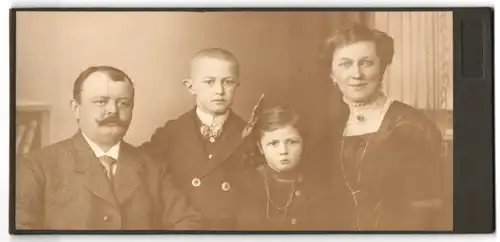 Fotografie Fritz Hacker, Annaberg, Carlsplatz 3, Portrait Eltern mit Kindern in Biedermeierkleidern und Anzug