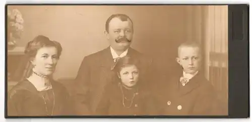 Fotografie Fritz Hacker, Annaberg i. S., Carlsplatz 3, Portrait Mutter und Vater mit Kindern, Schnauzbart