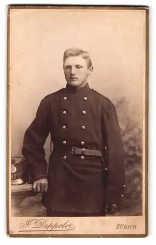 Fotografie F. Deppler, Zürich, Bahnhofplatz, Portrait junger Soldat in Uniform Rgt. 67 mit Tschako