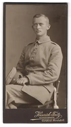 Fotografie Heinrich Fritz, Greiz, Weststr. 6, Portrait Soldat in Feldgrau Uniform mit Bajonett