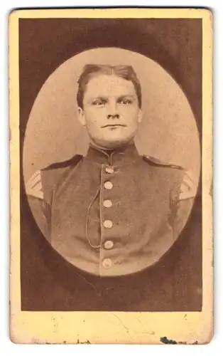 Fotografie V. M. Wagenhäuser, Hersfeld, Portrait Musiker Soldat in Uniform mit Schwalbennest