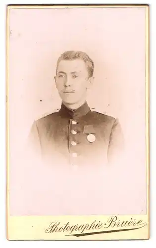Fotografie Bruere, Metz, Rattenthurmstr. 8, Portrait Soldat in Uniform Rgt. 40 mit Orden an der Brust