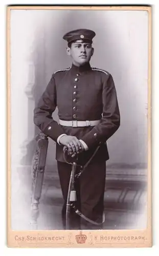 Fotografie Chr. Schildknecht, Fürth, Weinstr. 13, Portrait Soldat Jakob G. in Uniform mit Säbel und Portepee