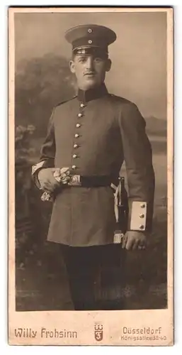 Fotografie Willy Frohsinn, Düsseldorf, Königsallee 38-40, Portrait Soldat in Uniform mit Bajonett und Portepee