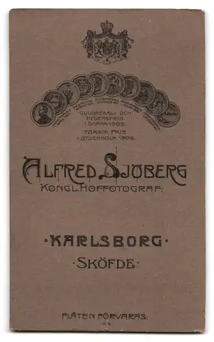 Fotografie Alfred Sjöberg, Karlsborg, Portrait schwedischer Soldat in Uniform Rgt. 4 vor einer Studiokulisse