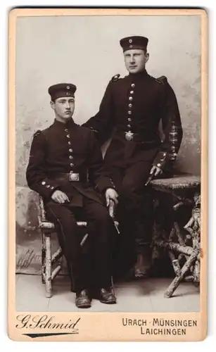 Fotografie G. Schmid, Urach, Portrait Einjährig-Freiwillige in Uniform Rgt. 180 mit hochgeklapten Schulterstücken