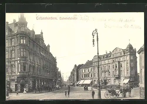 AK Gelsenkirchen, Partie an der Bahnhofstrasse mit Passanten und Kutsche