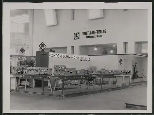 Fotografie Ausstellung, Messestand Firma Rohde & Schwarz GmbH, technische Geräte werden ausgestellt