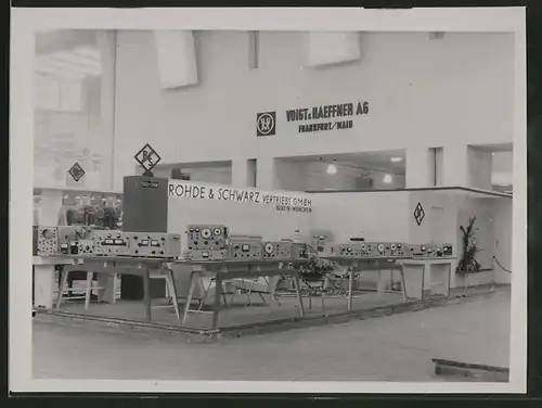 Fotografie Ausstellung, Messestand der Firma Rohde & Schwarz GmbH, technische Geräte am Messestand