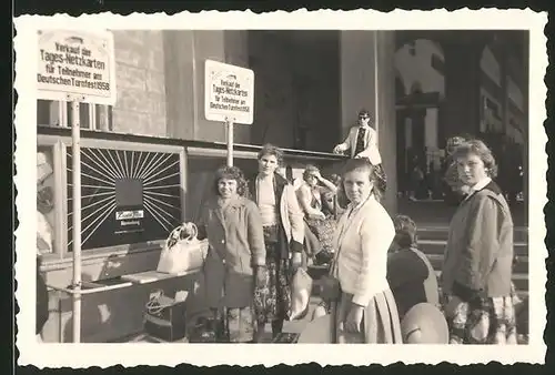 Fotografie unbekannter Fotograf, Ansicht München, Deutsches Turnfest 1958, Teilnehmer stehen für Netzkarten an