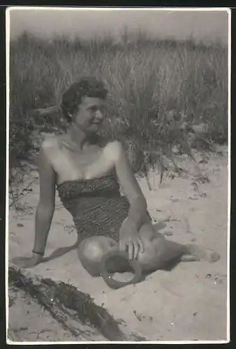 Fotografie Bademode, Dame im Badeanzug am Strand