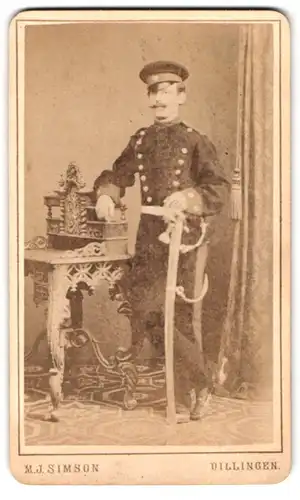 Fotografie M. J. Simson, Dillingen, Portrait Soldat in Uniform mit Säbel und Schnauzbart
