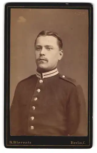 Fotografie R. Bierentz, Berlin, Wallstr. 24, Portrait Soldat in Garde Uniform