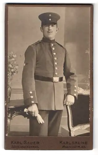 Fotografie Karl Bauer, Karlsruhe, Moltkestr. 83, Portrait Soldat in Uniform mit Ärmelabzeichen Signaltrupp