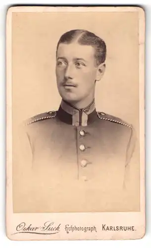 Fotografie Oskar Suck, Karlsruhe, Portrait Einjährig-Freiwilliger Uffz. in Uniform Rgt. 14