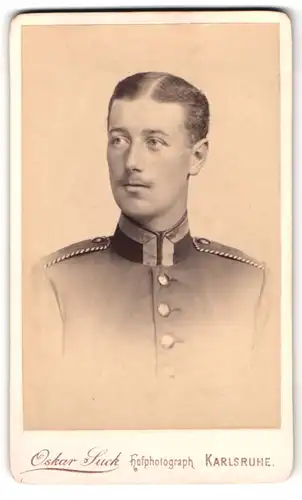 Fotografie Oskar Suck, Karlsruhe, Portrait Einjährig-Freiwilliger Uffz. in Uniform Rgt. 14