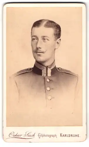 Fotografie Oskar Suck, Karlsruhe, Portrait Einjährig-Freiwilliger Uffz. in Uniform Rgt. 14 mit Schnauzbart